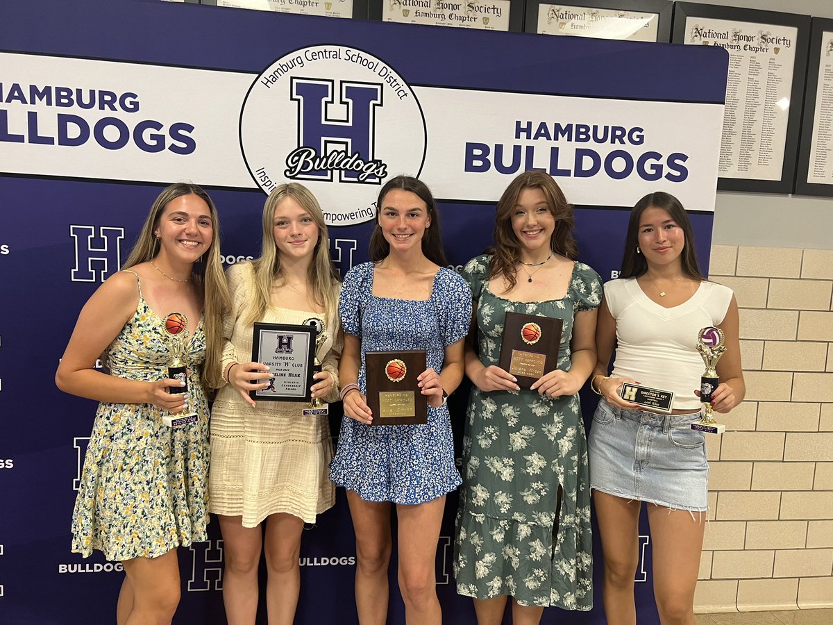 Congrats to our Varsity H award winners <a href="/abby_pares/">Abby Pares</a> , <a href="/maddiehoak1/">maddie.hoak</a> , <a href="/avasmith44/">Ava Smith</a> , Jules, &amp; <a href="/leahkhuu/">Leah Khuu</a> 🤩🤩🤩🤩🤩