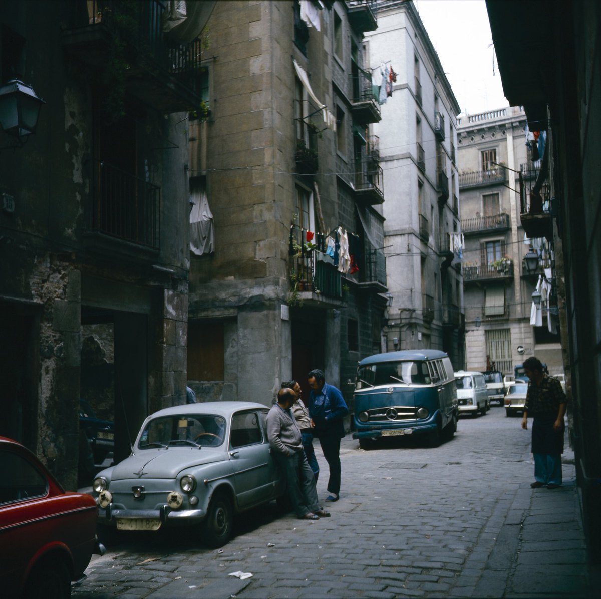 BoigBCN's tweet photo. Barcelona anys 80.

Fa temps vaig trobar aquesta fotografia en un arxiu alemany, m'he passat (molt) temps buscant on era: Caminant i remenant google maps. Tot just ara acabo de trobar la localització exacta:

Carrer Esparteria, el Born.

📷 Erich Andres, Deutschfotothek. https://t.co/WNyRxW5xQG
