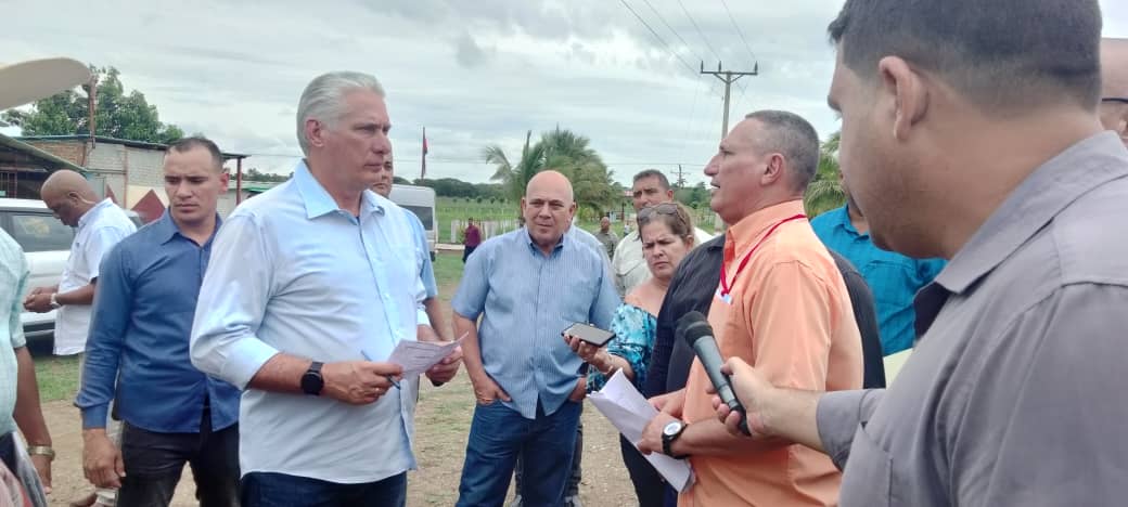 Visitamos la UEB "Las Mercedes" en #Guáimaro, #Camagüey. Dialogando con sus trabajadores conocimos las labores de recuperación de la entidad, dedicada a la ceba de toros. Actualmente allí también se siembran cultivos varios y se generan utilidades. #GenteQueSuma