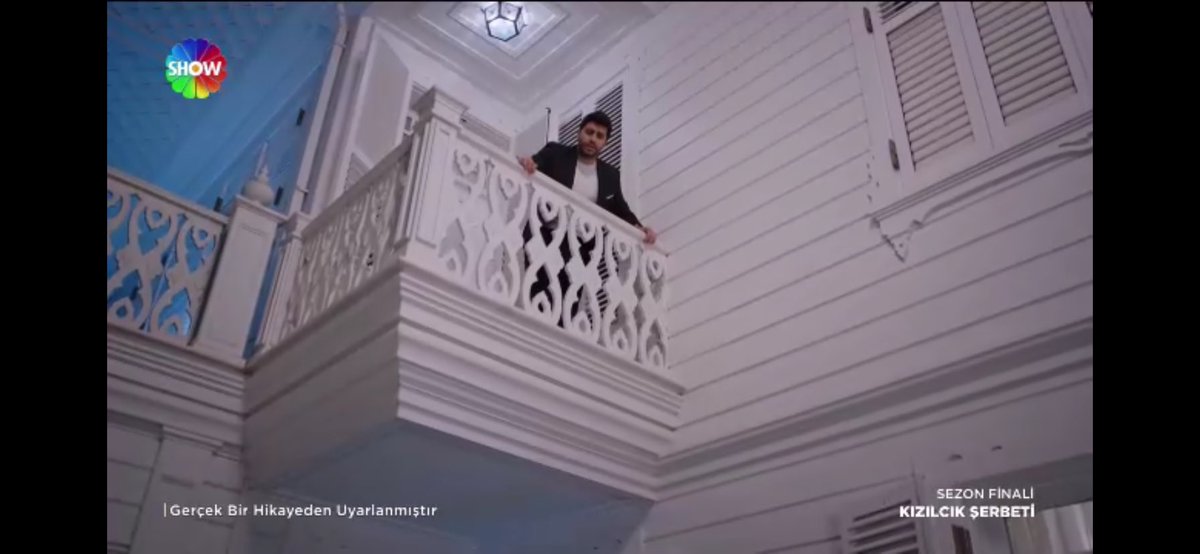 tv_sever's tweet photo. Fatih itmedi Görkem atladı anladıkta bundan sonra nereye bağlayacakları merak konusu. Emeklere sağlık tam da Sezonun sonuna yakışan bi bölüm  (hatta inşallah ölüm 😂) oldu. Yeni sezonda görüşmek dileğiyle ✨ #KızılcıkŞerbeti https://t.co/MFDMvC8TXt