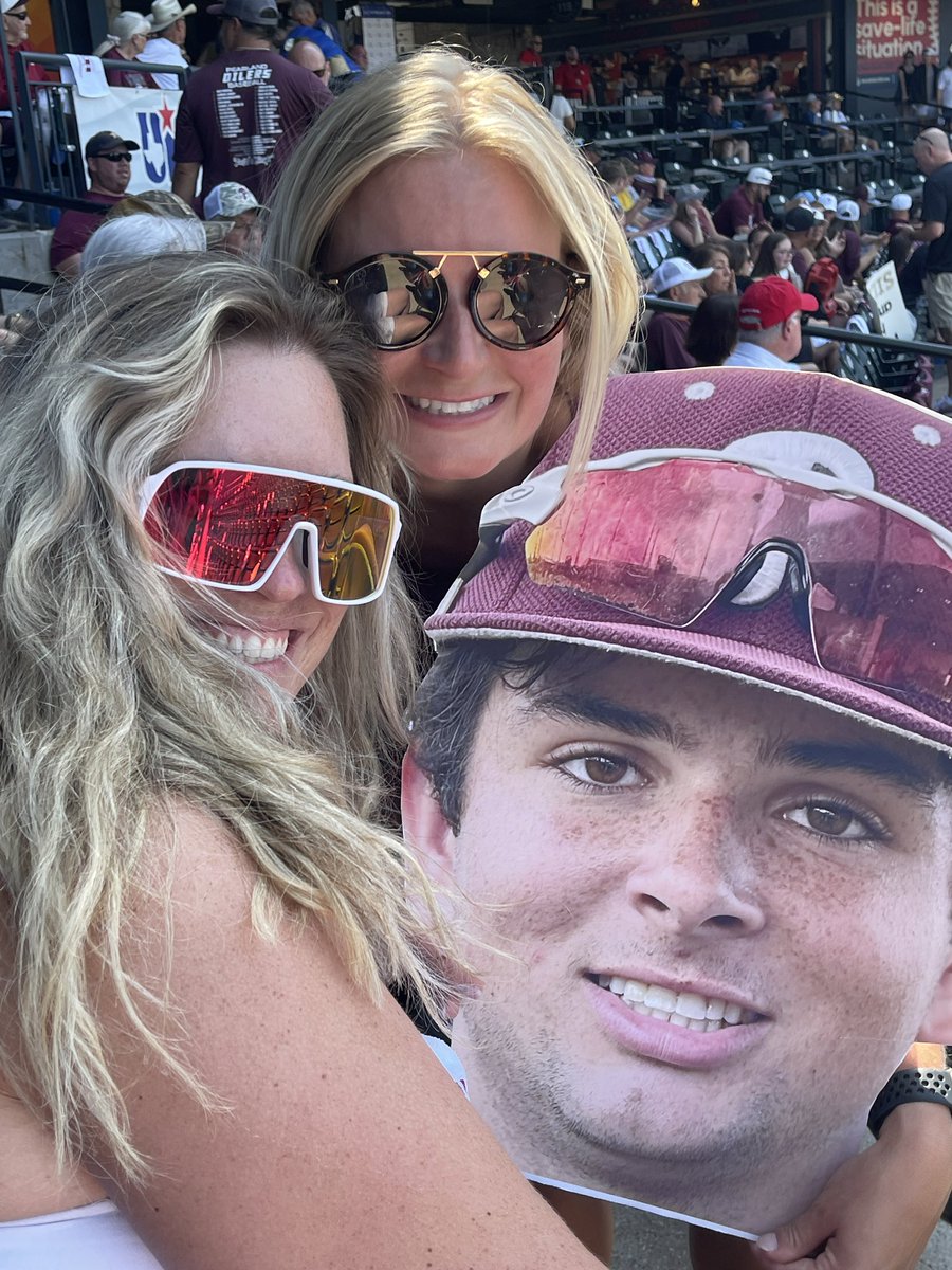 lawless_laura's tweet photo. @OilerBaseball @PearlandISD biggest fans
@emilyjlawless 🎈@MaderJake https://t.co/Y7iH9ZB2ee