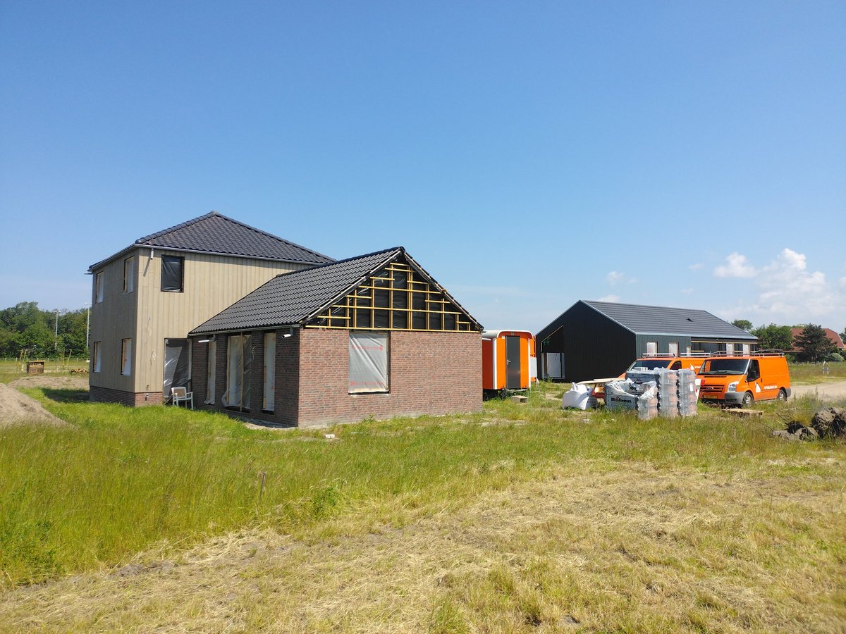 BBVrouwe's tweet photo. In een bouwplan van 5 woningen ik Egmond aan den Hoef realiseren wij 2 schuurwoningen. Buitenom zijn de woningen bijna gereed. https://t.co/nBpLGOpROV