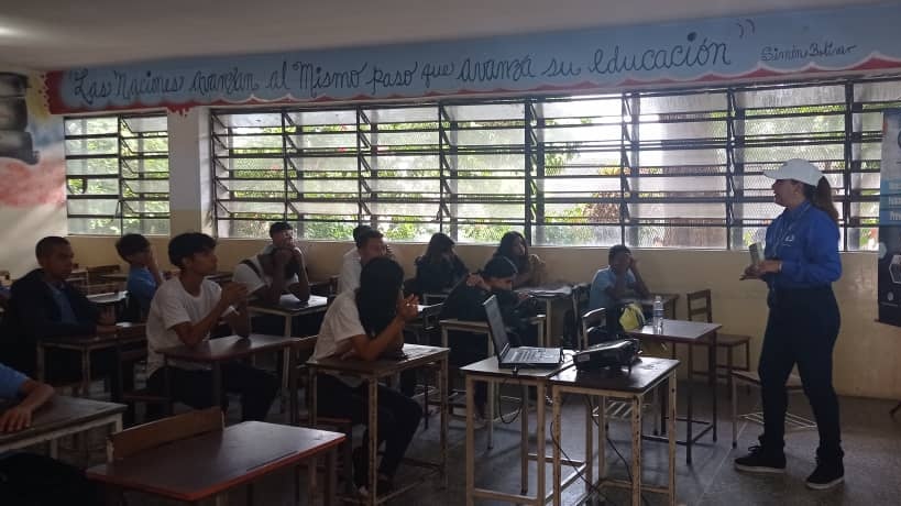 Edu_Caracas's tweet photo. En el marco del Plan Nacional Mi Escuela Segura, Campaña "Somos Prevención", este viernes en la parroquia 23 de Enero, en la Escuela Técnica Manuel Palacio Fajardo continuamos las jornadas que  sensibilizan, educan y promueve hábitos saludables entre los jóvenes.

@NicolasMaduro https://t.co/BzNhQjQukk