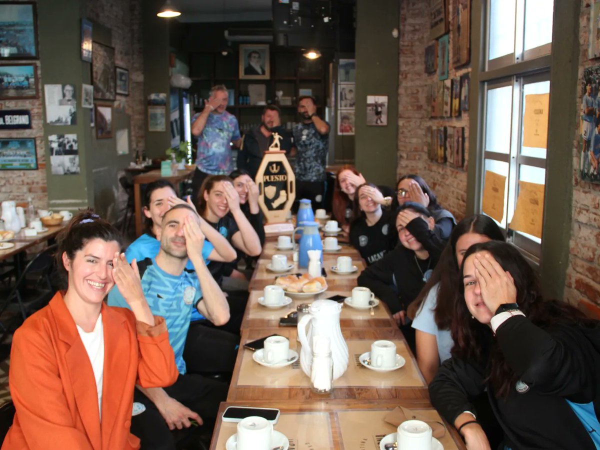 CABdeportes's tweet photo. La comisión directiva del Club Atlético Belgrano recibió al plantel y cuerpo técnico campeón nacional de handball femenino. Compartieron una charla y una merienda en @LaCasonaCAB junto al equipo del polideportivo Juan Buteler, Sofía Reuselot y Javier Ramón. 🏴‍☠️🏆🤾🏻‍♀️ https://t.co/mEE2NP8d51
