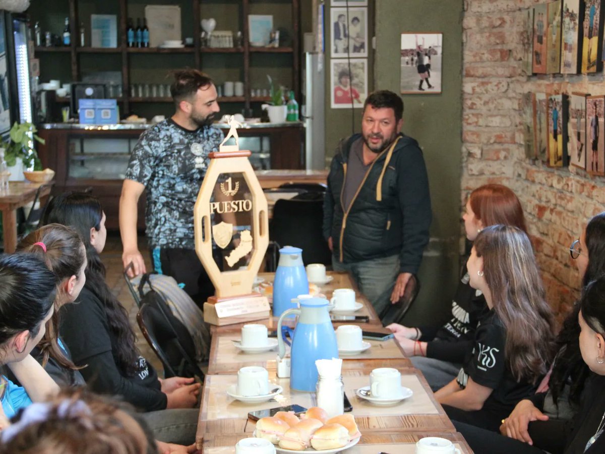 La comisión directiva del Club Atlético Belgrano recibió al plantel y cuerpo técnico campeón nacional de handball femenino. Compartieron una charla y una merienda en <a href="/LaCasonaCAB/">La Casona de Belgrano</a> junto al equipo del polideportivo Juan Buteler, Sofía Reuselot y Javier Ramón. 🏴‍☠️🏆🤾🏻‍♀️