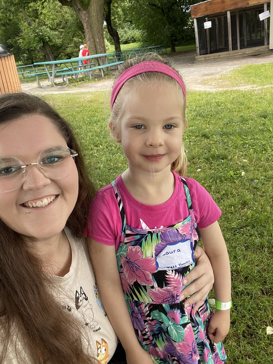 MsLindsayOCSB's tweet photo. What a fun field trip day today! 🐷 We met some sheep 🐑 with really DEEP voices, so when we got back to school we were trying our best to sound like them! #ocsbFriday #ocsbFun #ocsbLearning https://t.co/KGJWkLb4Mf