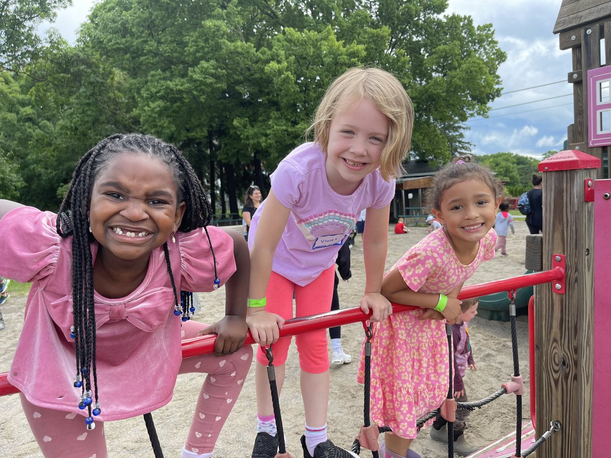 MsLindsayOCSB's tweet photo. What a fun field trip day today! 🐷 We met some sheep 🐑 with really DEEP voices, so when we got back to school we were trying our best to sound like them! #ocsbFriday #ocsbFun #ocsbLearning https://t.co/KGJWkLb4Mf
