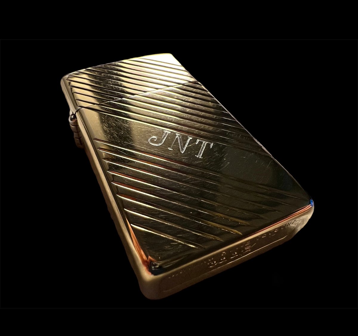 TheGenesisArk1's tweet photo. Are there any #DoctorWho fans out there who can shed any light on the authenticity of this lighter? A 24 carat gold plated lighter from 1989 seems VERY “JNT”

#jnt #JohnNathanTurner #Scifi #Sciencefiction #lighter #Zippo #DrWho #classicwho https://t.co/YrTUl4KSip