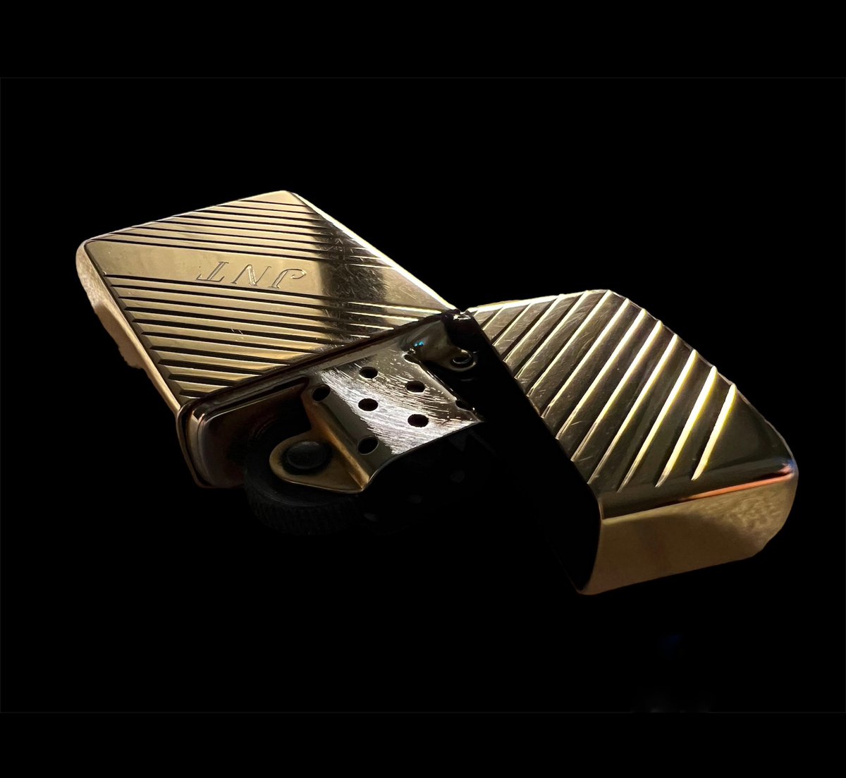Are there any #DoctorWho fans out there who can shed any light on the authenticity of this lighter? A 24 carat gold plated lighter from 1989 seems VERY “JNT”

#jnt #JohnNathanTurner #Scifi #Sciencefiction #lighter #Zippo #DrWho #classicwho