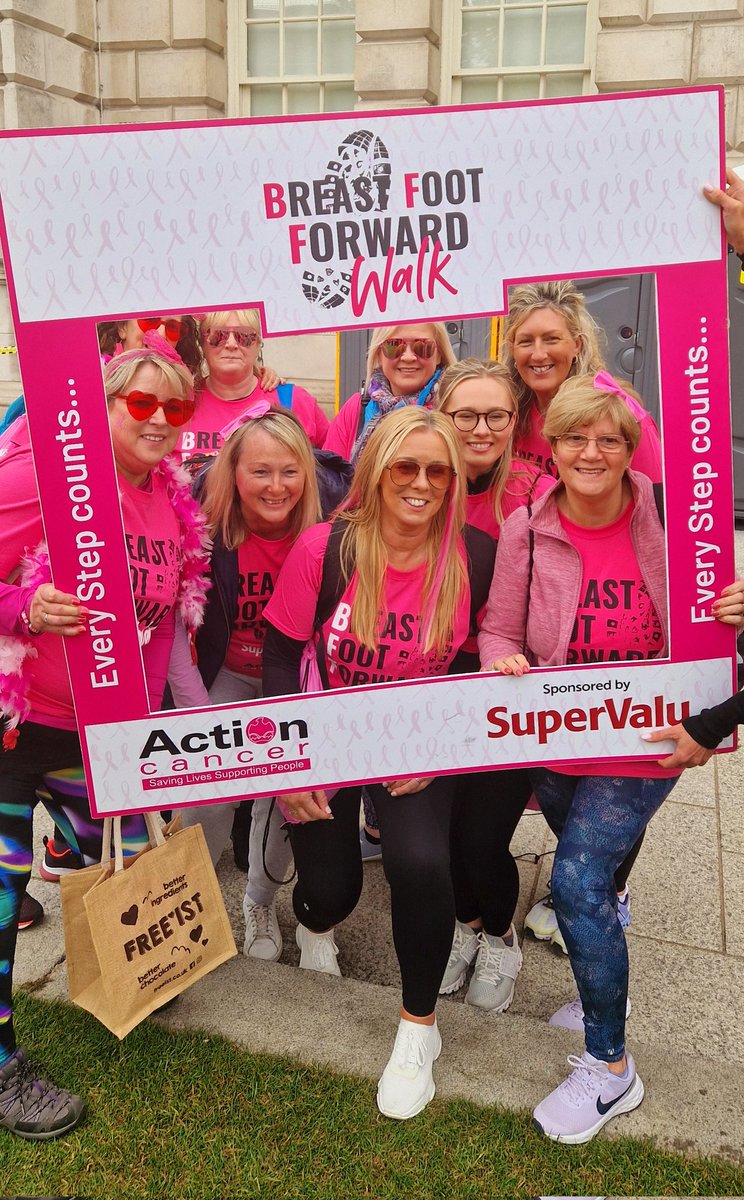 glennbow1's tweet photo. Great start to the walk #bffwalk #ActionCancer #BelfastCityHall https://t.co/0IPQVRdLJe