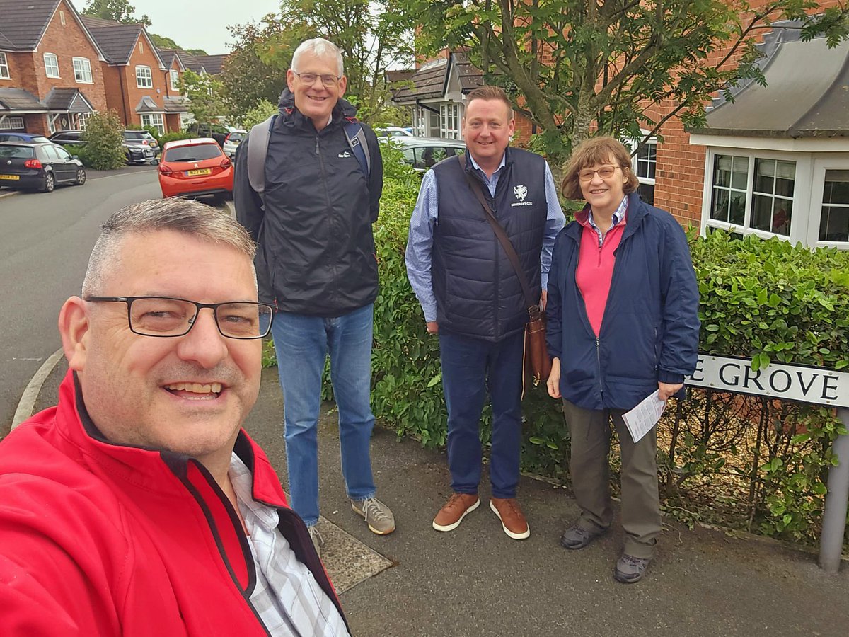 RVLabour's tweet image. Another canvass, another day getting out the message for Maya to become the first ever Labour MP. 

Thank you to Charles and Katherine for coming over to Longridge to get the Labour message out to the residents of Dilworth.