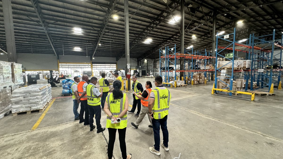 Sergio_NaranjoA's tweet photo. Finalizado el entrenamiento en detección de drogas sintéticas en carga aérea, para los grupos #PCBT operativos inter-agenciales del aeropuerto internacional de tocumen, Panamá. Financiado por @IllicitRoutes UE 🇪🇺. @SENANPanama https://t.co/Ff8hHMaPvT