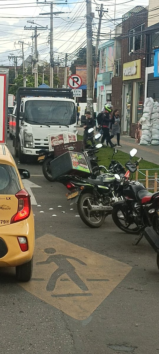 CarlosFSanchezB's tweet photo. @SectorMovilidad @TransitoBta @BogotaTransito villa del prado, carrera 55 x 171A ya se volvio parqueadero de particulares y motos y el transito imposible. https://t.co/GWwcgEATbO