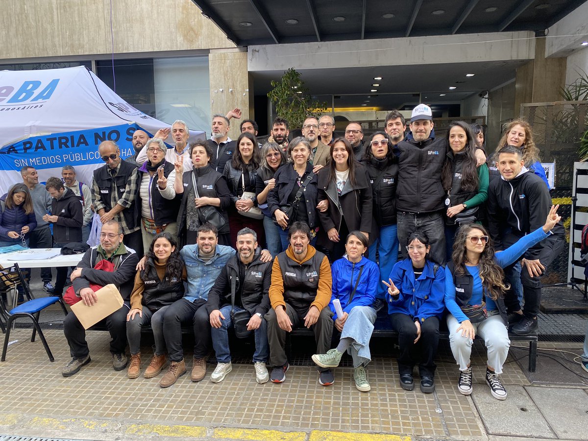 Hoy estuvimos en la puerta de #TELAM en el #DiaDelPeriodista acompañando a <a href="/AguLecchi/">Agu Lecchi</a>  y <a href="/CarlaGaudensi/">Carla Gaudensi</a> junto a sus compañeros periodistas. Acompañado la defensa de los medios públicos y los puestos de trabajo.