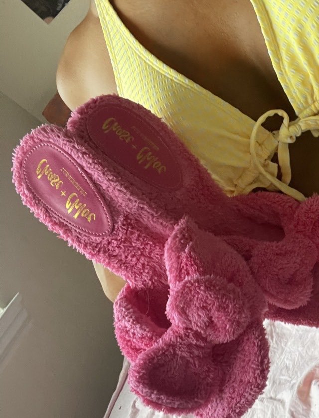 Otw to the pool 🎀👠