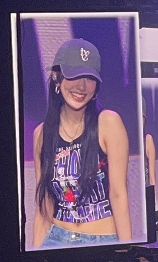 yujzone's tweet photo. she wants all the women to scream https://t.co/CO8ee8agZn