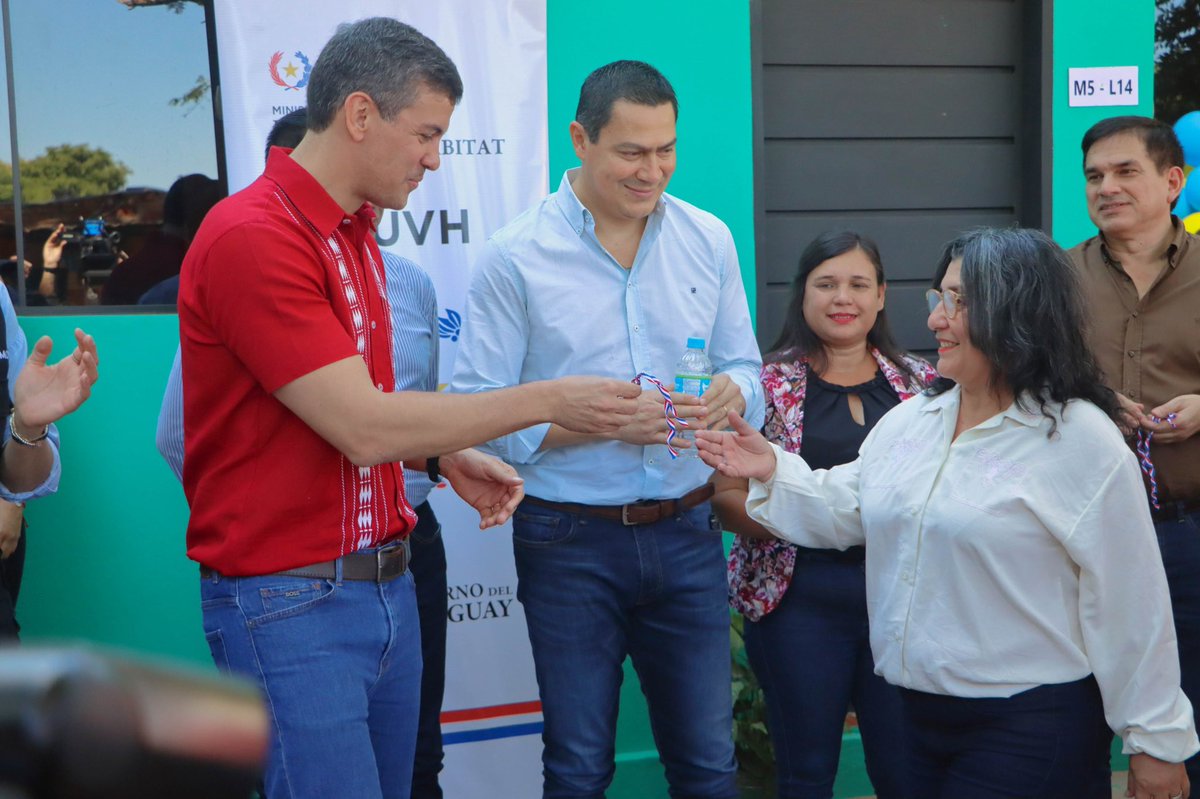 🏡🇵🇾 ¡Un día de grandes logros para nuestra querida ciudad de Luque! Hoy, el Intendente Carlos Echeverria, junto al Presidente de la República, Santiago Peña, hicieron entrega de subsidios habitacionales a 300 familias luqueñas.

#LuqueDiferente