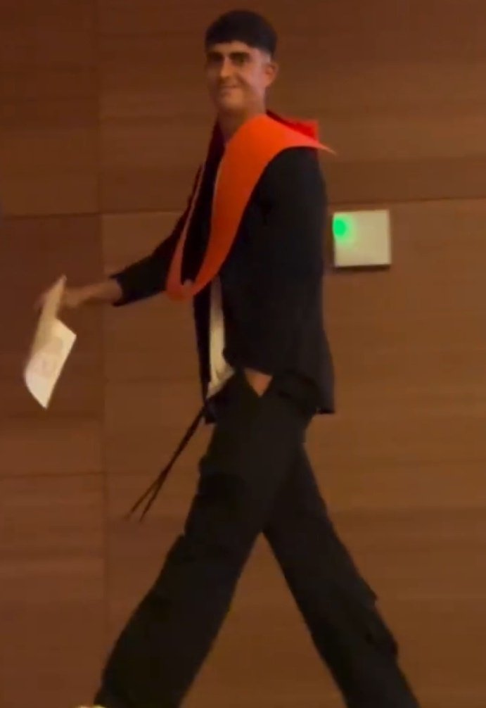 Memes_Nastic's tweet image. Marc Montalvo i Antequera.

Avui es gradua.

El màster el farà diumenge.