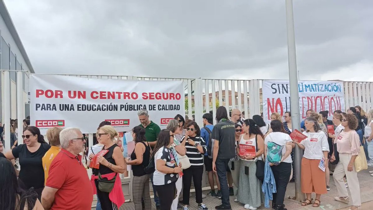 FdE_Sevilla's tweet photo. 🔴 Hoy hemos estado en el IES Almensilla junto a la comunidad educativa para reivindicar unas condiciones dignas del centro.

¡Exigimos la climatización de las aulas ya! ¡Basta de aulas sauna! 📣

 #EsMomentoDeResponder https://t.co/gFeUR6yKHJ