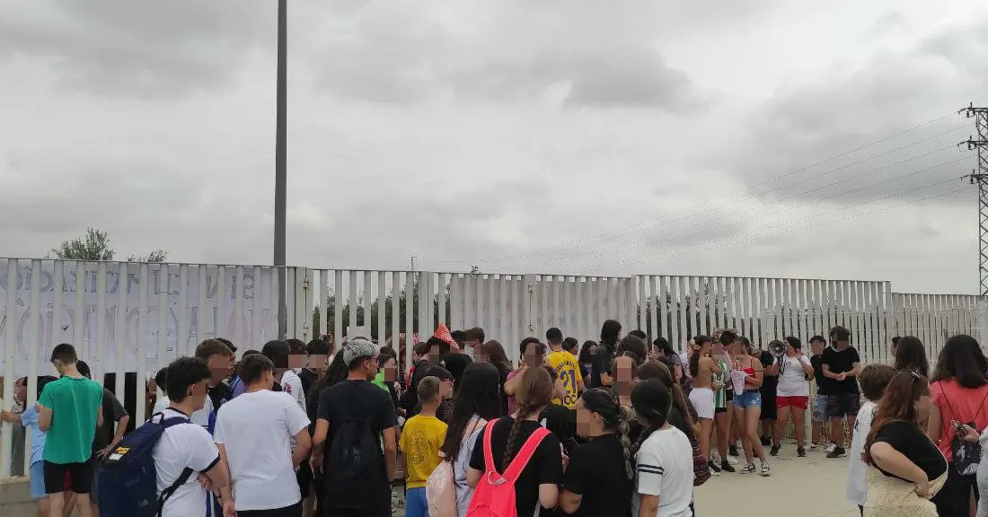 FdE_Sevilla's tweet photo. 🔴 Hoy hemos estado en el IES Almensilla junto a la comunidad educativa para reivindicar unas condiciones dignas del centro.

¡Exigimos la climatización de las aulas ya! ¡Basta de aulas sauna! 📣

 #EsMomentoDeResponder https://t.co/gFeUR6yKHJ