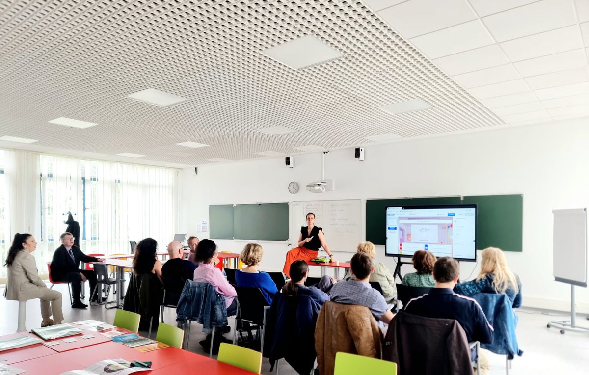ota_dsden62's tweet photo. Du projet à la mise en pratique ! Investir un espace flexible issu d'un projet #CNR  :  formation proposée par l'OTA lab ce 07/06 au @LpoArtois autour de :
➡️ Aménagement des espaces
➡️ Numérique
➡️ Webradio
➡️ Oral
 avec @RomualdDelattre @62Babeth @ElodieLef13 et @PerrineTaine https://t.co/XpJSt7PIun
