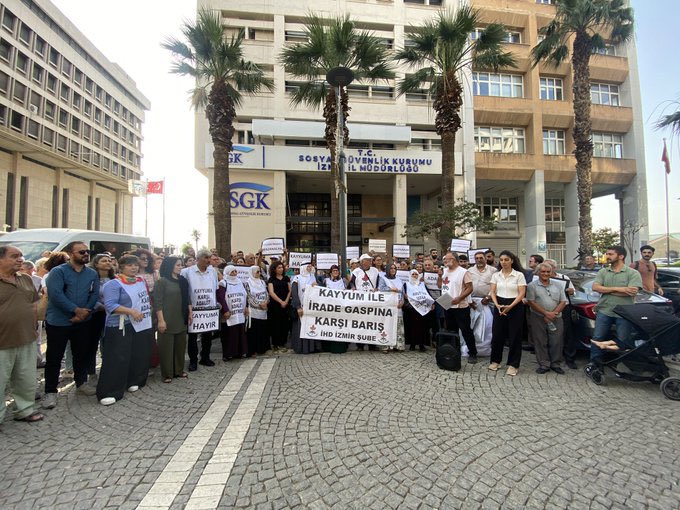 Halide_Turkoglu's tweet photo. İzmir İnsan Hakları Derneği’nin “Kayyımlar  İle İrade Gaspına Karşı BARIŞ’ şiarıyla düzenlediği basın açıklamasına katıldık. 

Hakkari halkının iradesinin gasp edilmesine izin vermeyeceğiz! https://t.co/wa9dE37nvl