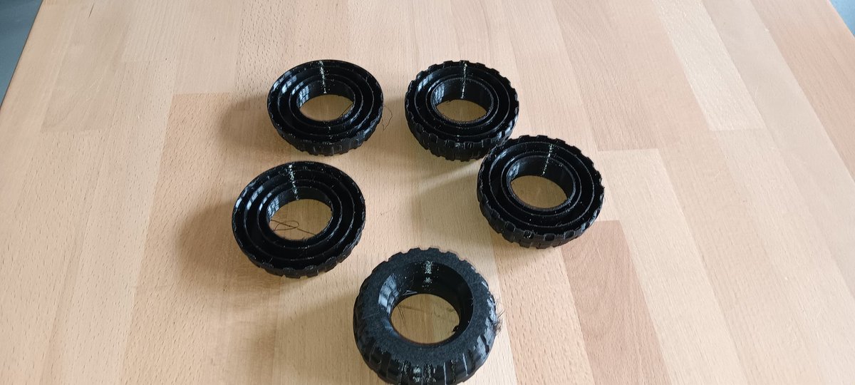 dronecz's tweet image. #Dnes3Dtisknu kola z TPU na auto od #3dsets (Rescuer). Teda tisknu je od stredy, kdy mi prisel filament, ale az dnes se mi podarilo vytisknout konecne cele kolo. To trvalo 7 hodin, takze to je cca jedno za prac. dobu 😕. Jeste jich potrebuji 7, jelikoz mam ty auta 2.. 🙂