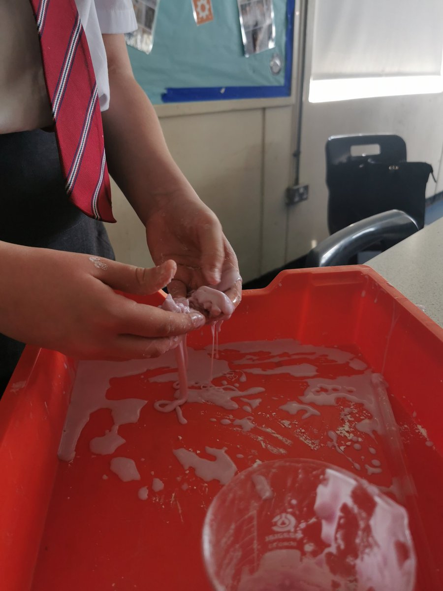 MHS_Science_'s tweet photo. STEM CLUB - Non-Newtonian fluid #stemclub #STEM2024 #Stemclubs #STEM @MaghullHighsch @maghullhighy7 https://t.co/gNg8VMnN0H