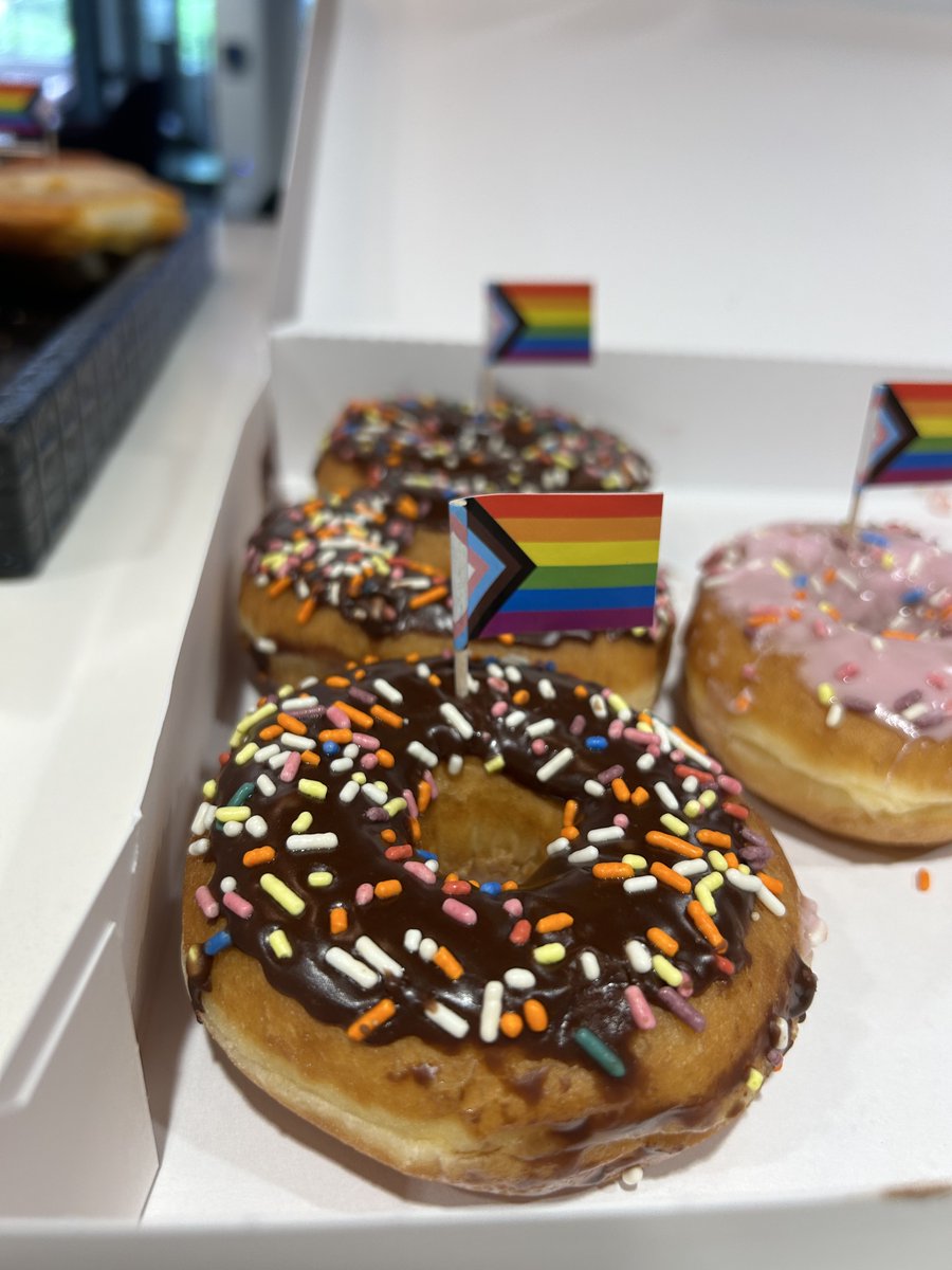 🌈✨ #FlashbackFriday to earlier this week in our Boston/Steelcase WorkLife and East Hartford Workplace Innovation Hub where we celebrated #Pride with delicious treats!

#PrideMonth #CelebrateDiversity #LoveIsLove