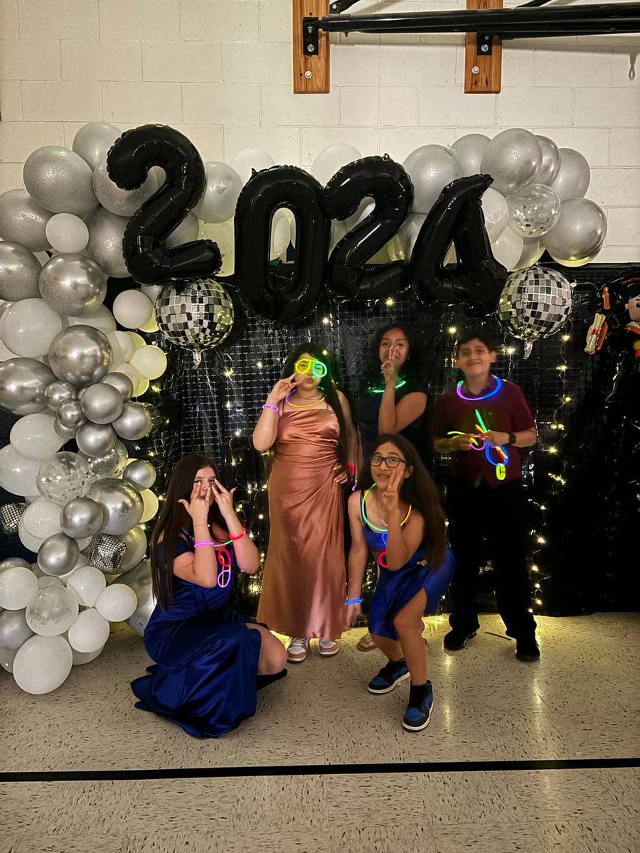 WhitakerEleme's tweet photo. 5th grade had a blast at their EOY dance celebration! 🪩🕺🏻 Middle School, here they come! 😎🌈 #ItStartsWithUs @ELPASO_ISD https://t.co/iIF3MW6ksy