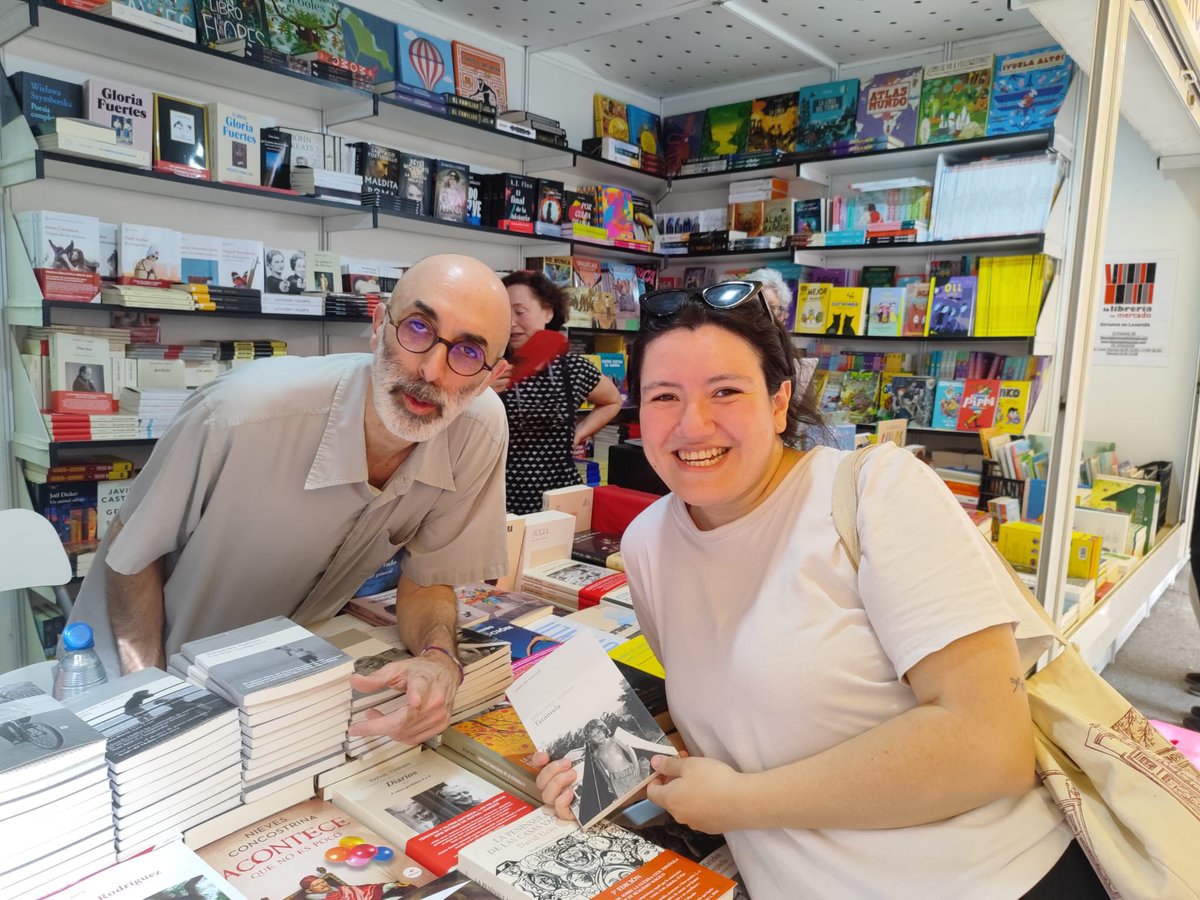 flagiver's tweet photo. Mi hija me a conseguido un libro autografiado por uno de mis autores favoritos Eduardo Halfon, #Halfon #eduardohalfon #tarantula #libros #literatura https://t.co/t3PWPBNszr