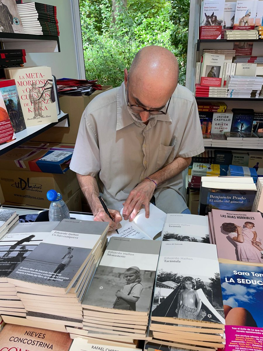 flagiver's tweet photo. Mi hija me a conseguido un libro autografiado por uno de mis autores favoritos Eduardo Halfon, #Halfon #eduardohalfon #tarantula #libros #literatura https://t.co/t3PWPBNszr