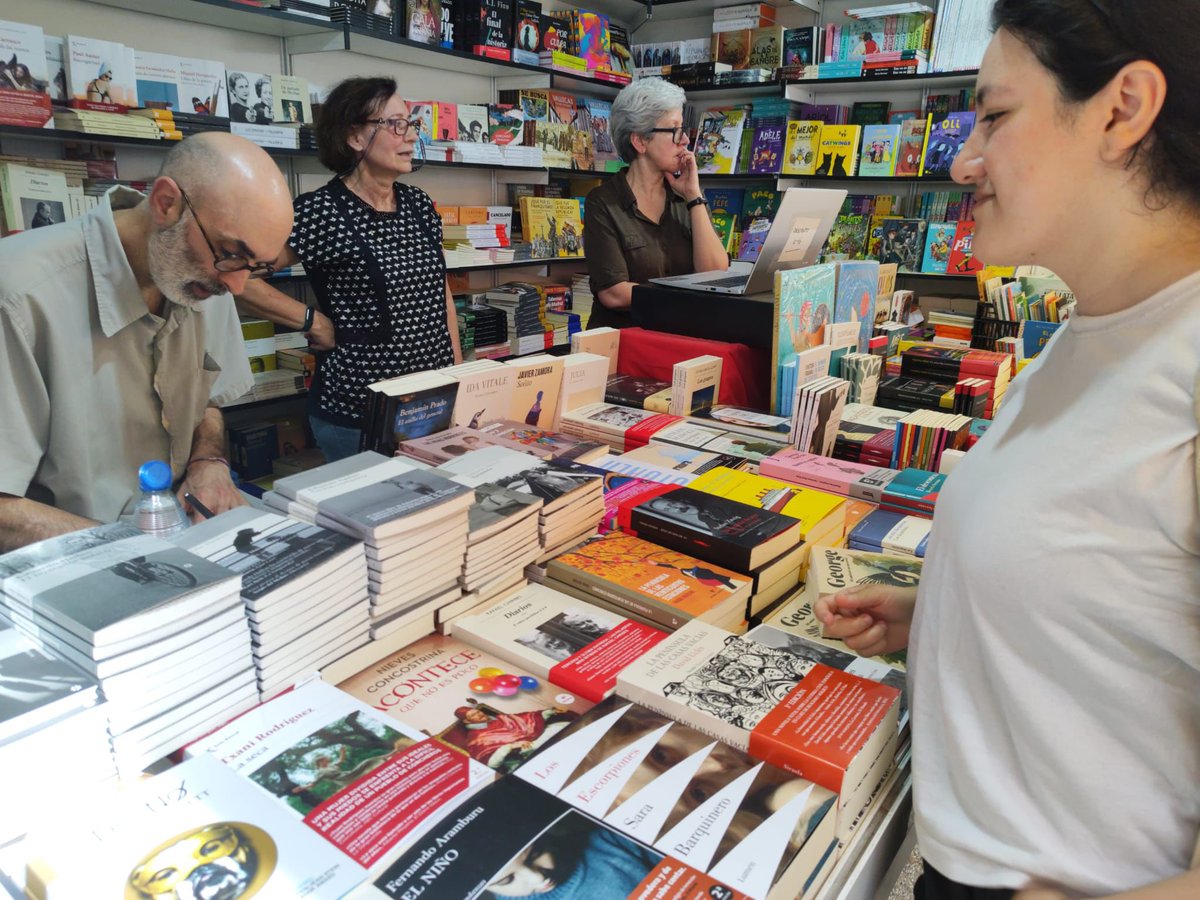 flagiver's tweet photo. Mi hija me a conseguido un libro autografiado por uno de mis autores favoritos Eduardo Halfon, #Halfon #eduardohalfon #tarantula #libros #literatura https://t.co/t3PWPBNszr