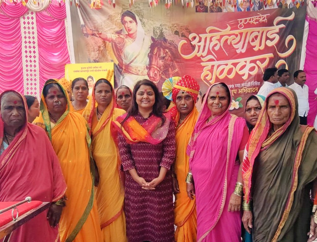 कार्यक्रमांमध्ये माझं मनोगत संपल्यानंतर आवर्जून  आजींनी माझी भेट घेतली व मला आशीर्वाद दिले .
आपल्या सर्वांचे असेच प्रेम सदैव माझ्या पाठीशी राहू दे ही ईश्वरचरणी प्रार्थना!
6/6/2024