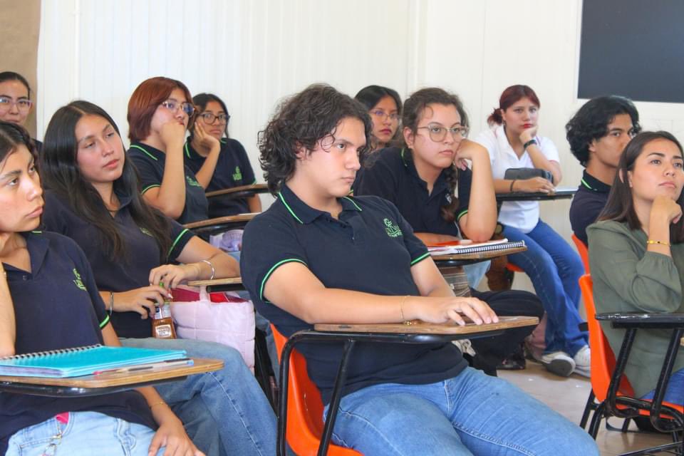 Con el objetivo de promover un ambiente escolar seguro y libre de violencia, las profesionistas del <a href="/IMMOax/">Instituto Municipal de la Mujer</a> impartieron la plática "Tipos y modalidades de la violencia" a la comunidad estudiantil del grupo 401 de la Preparatoria Univas.

#VidaLibredeViolencia