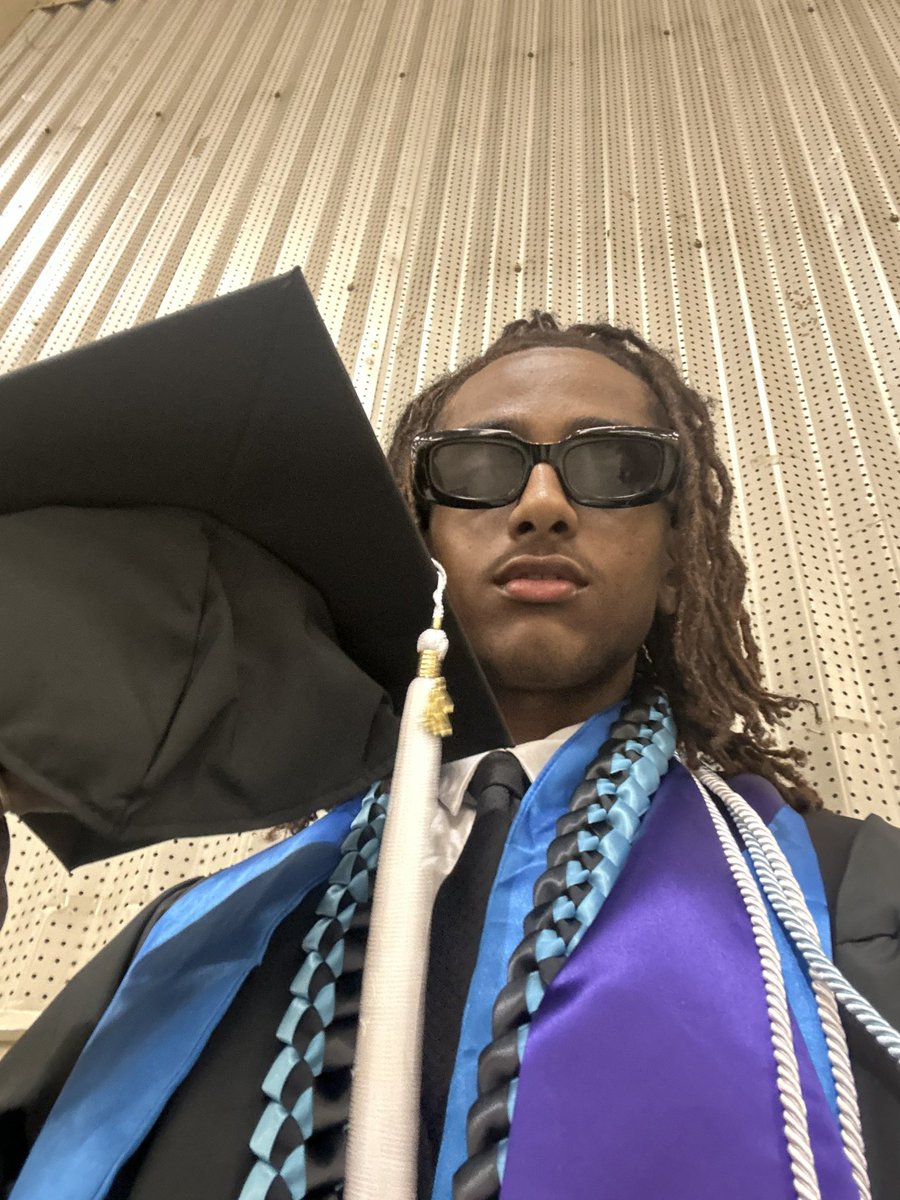 muudtaha's tweet photo. OKAY FARAJ! #uwtgrad https://t.co/KxmOp7lMR4