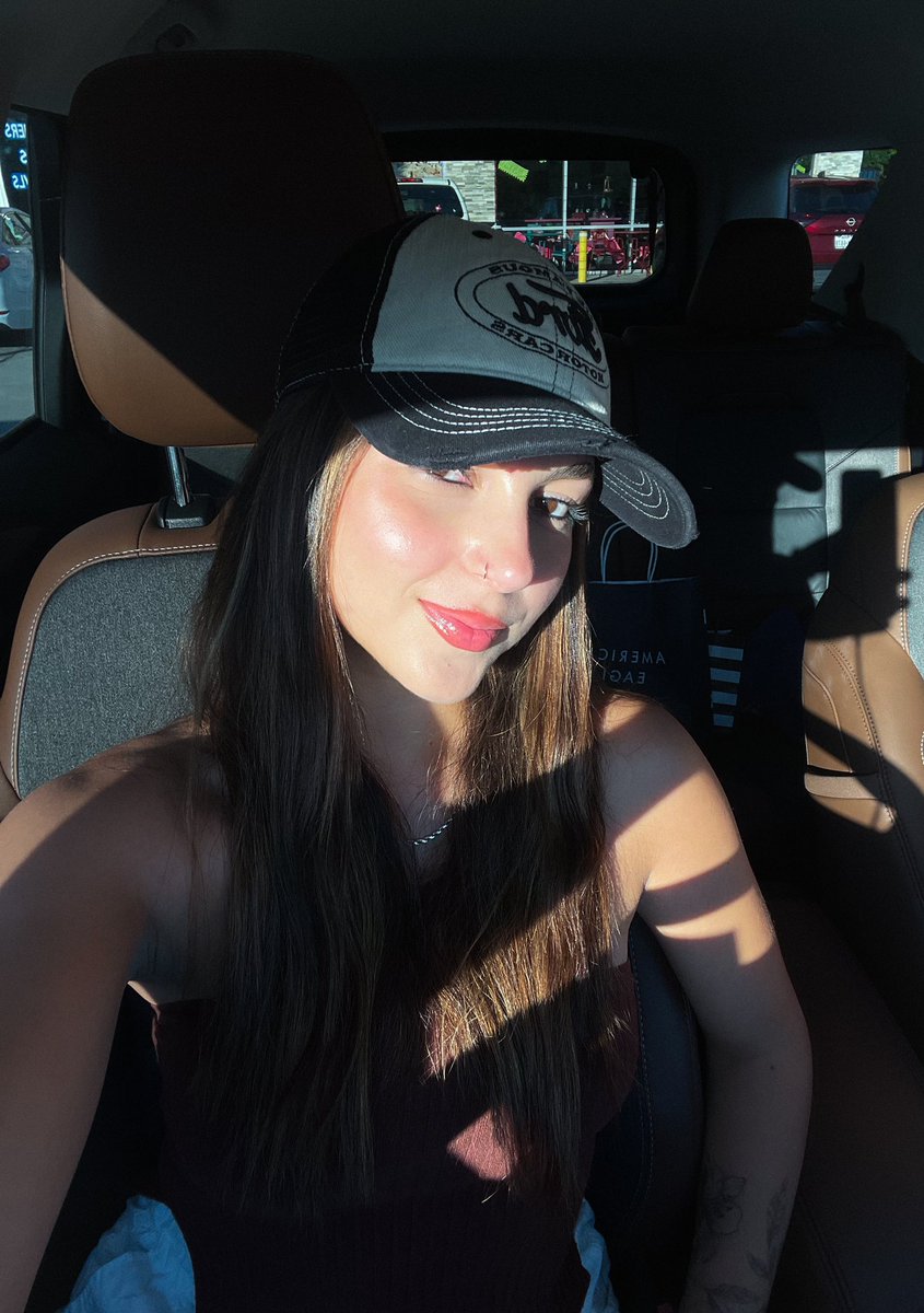 dellamariaa's tweet photo. just a girl and her ford https://t.co/KrLq1n6BjW