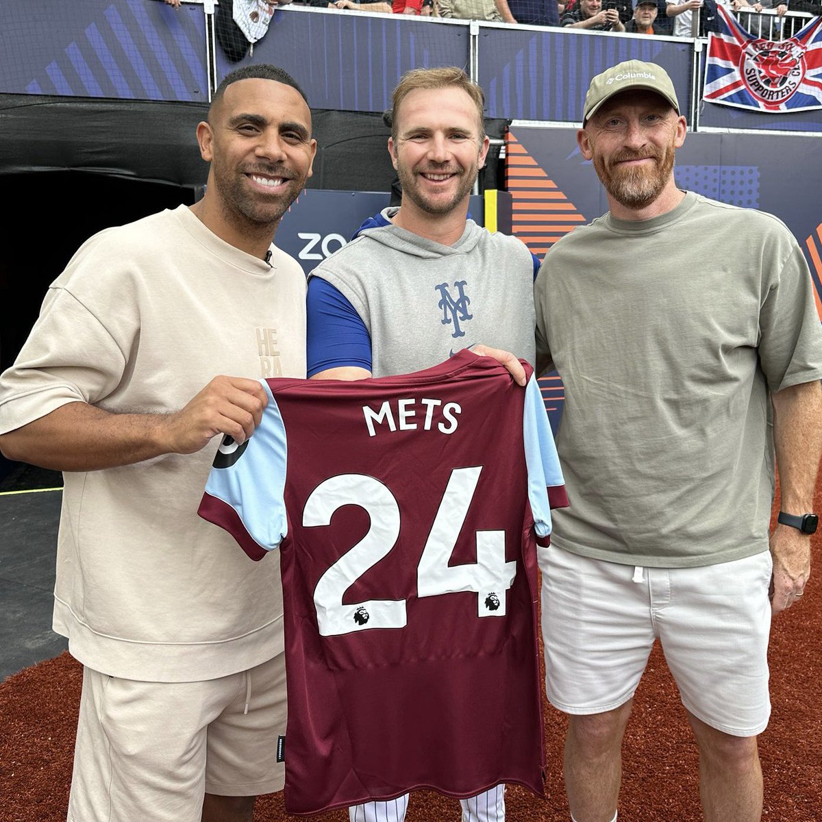 Mets's tweet photo. Hanging out with @WestHam at @LondonStadium today! 🤝 https://t.co/xENvQW6bcM