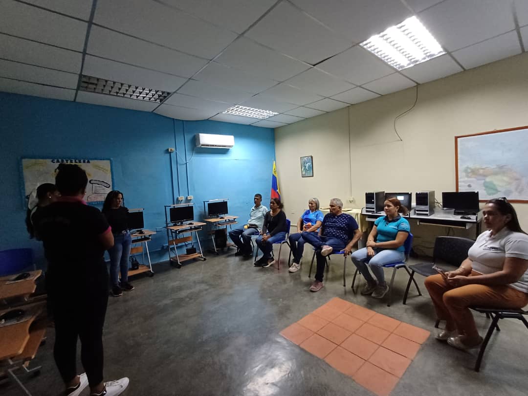 danielasocialis's tweet photo. En #Fal41 los Estudiantes de Desarrollo Empresarial Unefm utilizan el espacio para dictar taller sobre la importancia de la responsabilidad social de desarrollo organizacional competitivas y sustentable a la comunidad  @Gabrielasjr 
@LaRosaInfoVE https://t.co/LGRTXmHQjU