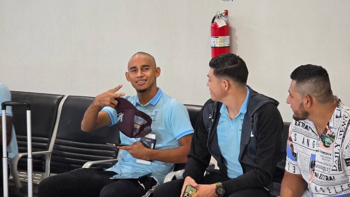 GustavoRocaGOL's tweet photo. Las estupideces que pasan en el fútbol hondureño… Javier Arriaga debuta y automáticamente alguien con una máquina en el camerino le corta el cabello. 🤦🏻‍♂️ https://t.co/KmBGD8oY4M