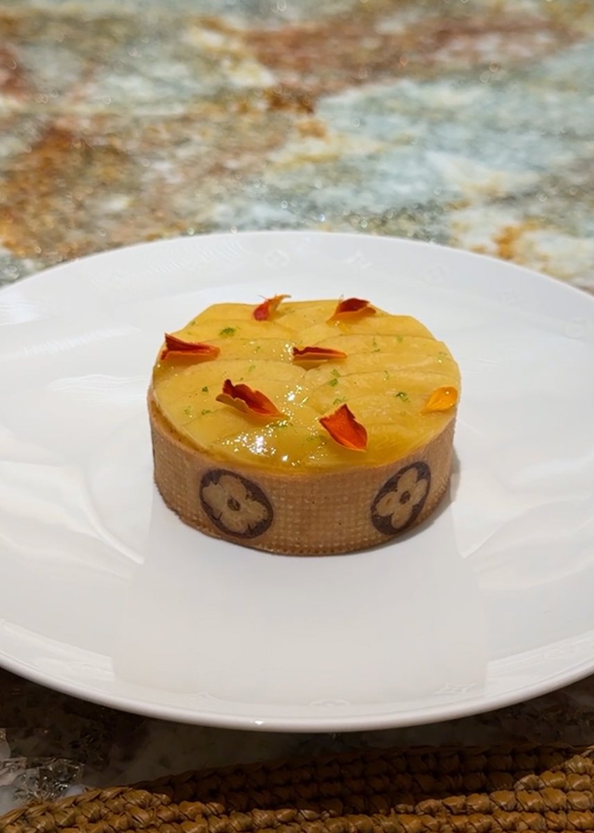 รีวิวแบบขี้เกียจ 😅 จองตั้งแต่ 1 เมษาฯ​ เพิ่งได้ไปกินวันนี้

ตอนแรกก็คิด เค้กบ้าอะไรชิ้นนิดเดียว 550.- แต่เอา ๆ ซื้อประสบการณ์ ตอนแรกสั่งมาแค่ 2 ชิ้น พิสตาชิโอ กับ สตรอเบอรี่ พอตักเข้าปากปุ๊บ ขอทาร์ตมะม่วงอีกหนึ่ง 

อร่อยมากกกกก ยิ่งพิสตาชิโอคือตายได้เลย อร่อยฉิบหา*