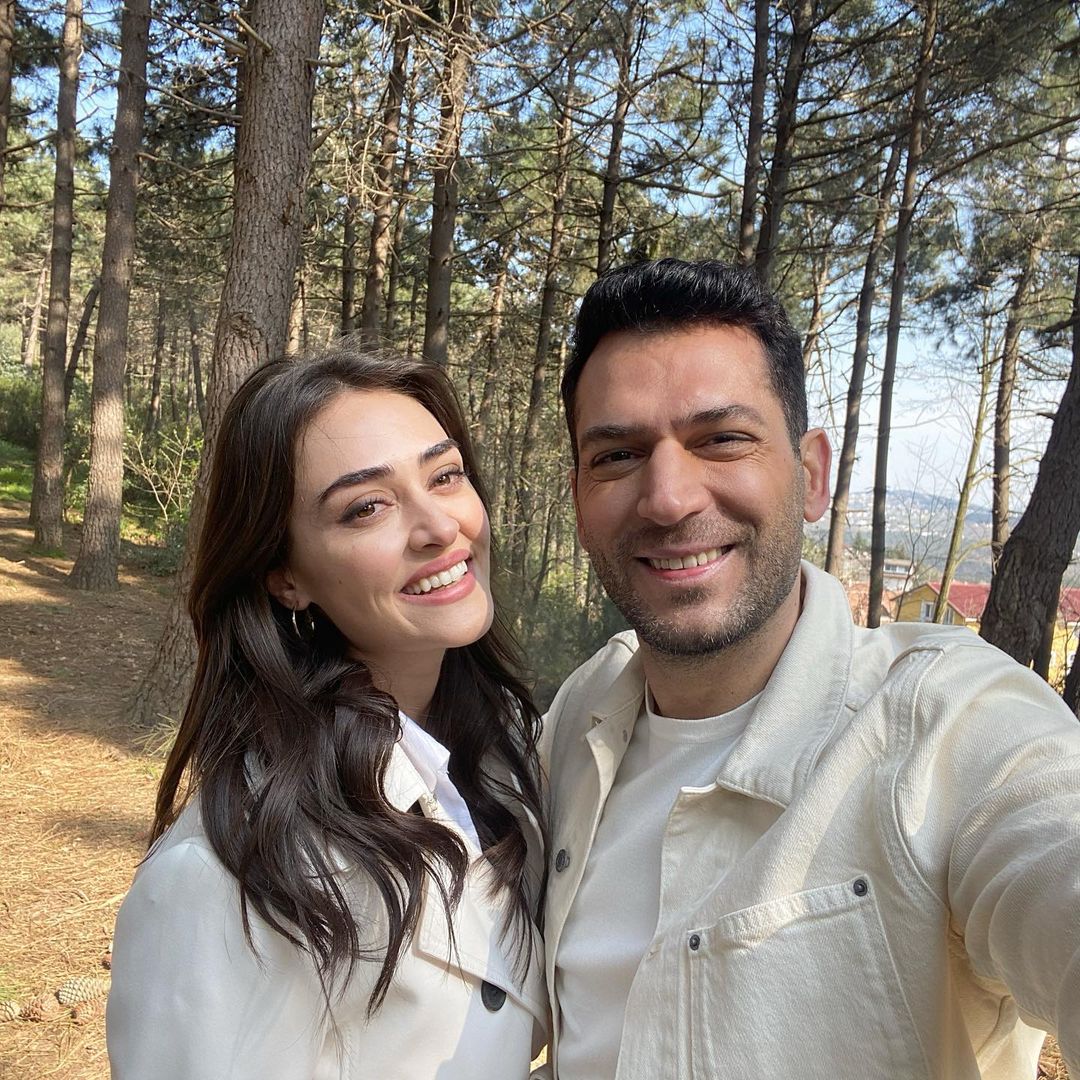 alina_binafsh's tweet photo. Selfielerimiz benziyor, bu iki çifti ne kadar seviyorum❤️🔥🫶🏻🥹
#HalZey #RamBer
#Hudutsuzsevda #Ramo https://t.co/UXvOxTBcHE