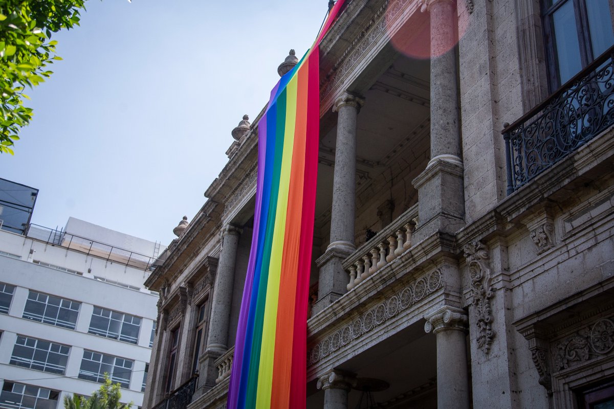 SEGOB_mx's tweet photo. La Secretaría de #Gobernación reafirma su compromiso para garantizar los derechos humanos de la población LGBTTTIQ+. Trabajamos diariamente para promover la igualdad y la no discriminación en un entorno justo y seguro para todas y todos.

En el marco del Mes del Orgullo, hemos colocado mantas gigantes en nuestras instalaciones, sumándonos a la celebración y visibilización de la diversidad. 🌈 

#DerechosHumanos #NoDiscriminación #MesLGBTTTIQ+