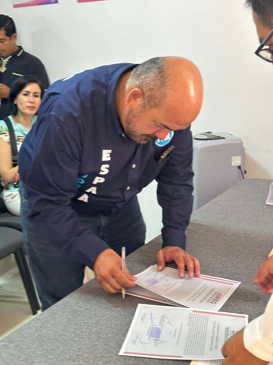 JorgeEspadasMX's tweet photo. Recibimos nuestra constancia de mayoría por parte del @ieeguanajuato , estamos comprometidos con legislar y dar resultados en nuestro #DistritoXXI, agradezco el trabajo en el conteo de votos, a los representantes de casilla y a todos los involucrados en esta tarea democrática. https://t.co/vKMfBjn49q