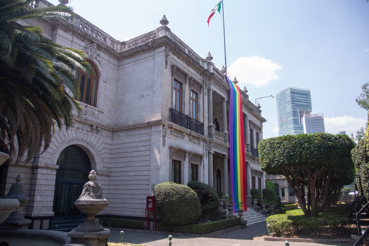 SEGOB_mx's tweet photo. La Secretaría de #Gobernación reafirma su compromiso para garantizar los derechos humanos de la población LGBTTTIQ+. Trabajamos diariamente para promover la igualdad y la no discriminación en un entorno justo y seguro para todas y todos.

En el marco del Mes del Orgullo, hemos colocado mantas gigantes en nuestras instalaciones, sumándonos a la celebración y visibilización de la diversidad. 🌈 

#DerechosHumanos #NoDiscriminación #MesLGBTTTIQ+