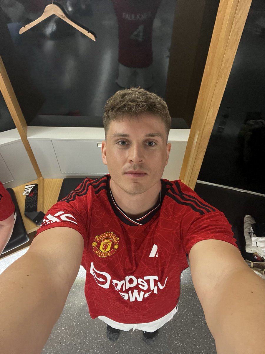 benjamin_fkr's tweet image. What an amazing experience and opportunity #pitchday thank you @RainbowDevils @ManUtd @adidasfootball