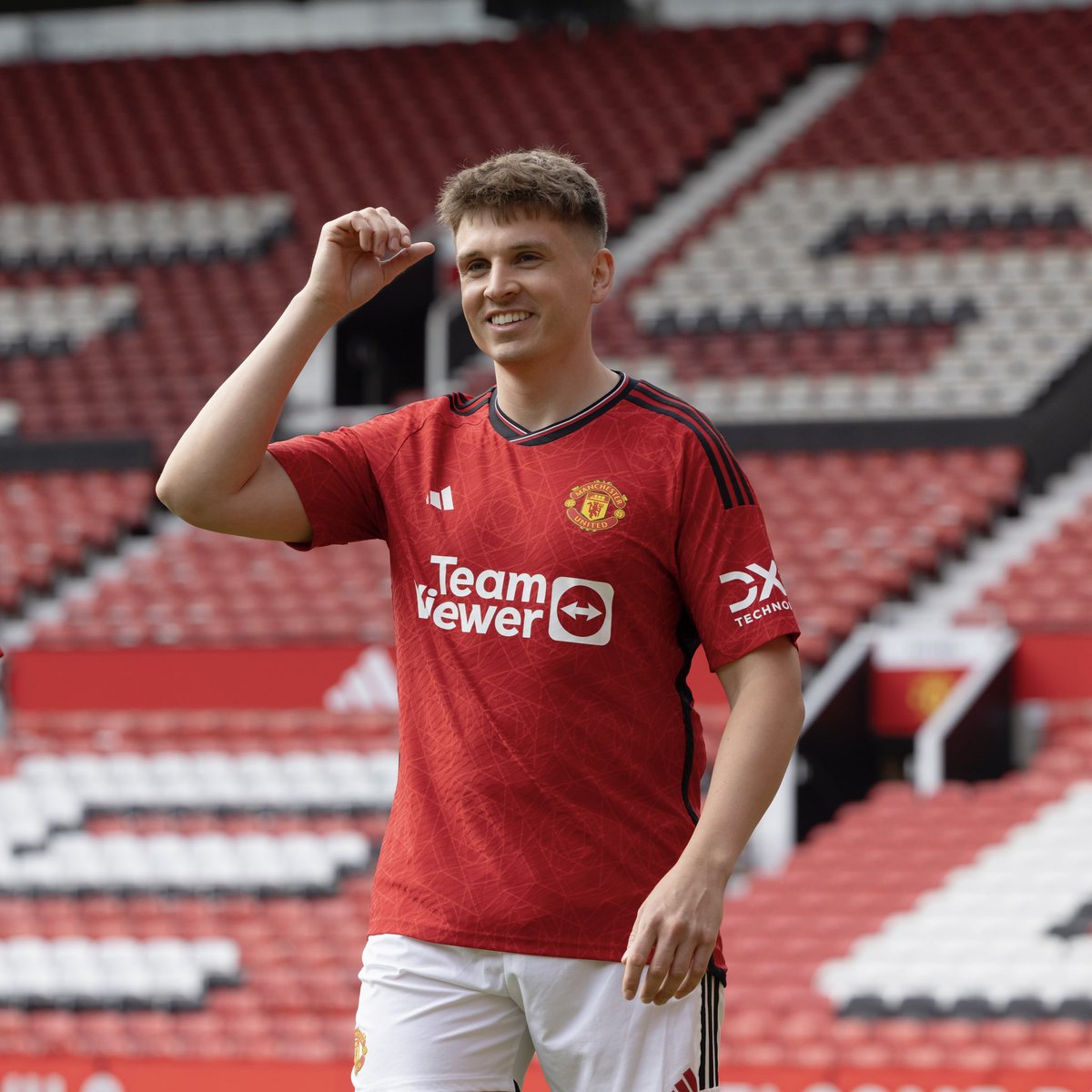 benjamin_fkr's tweet image. What an amazing experience and opportunity #pitchday thank you @RainbowDevils @ManUtd @adidasfootball