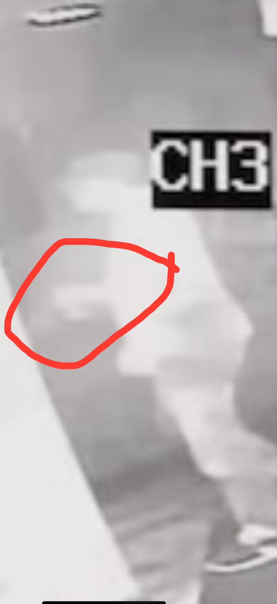 GrifterHunter's tweet image. They planted the wrong straw!    They “found” a DRINKING straw.  They labeled the evidence bag STIRRING straw bc that’s what was SUPPOSED TO BE “found”.  Whoops.

John had a short fat glass not a tall one,  Sgt Bukehnik even said it. And look at John’s hand, the glass is NOT