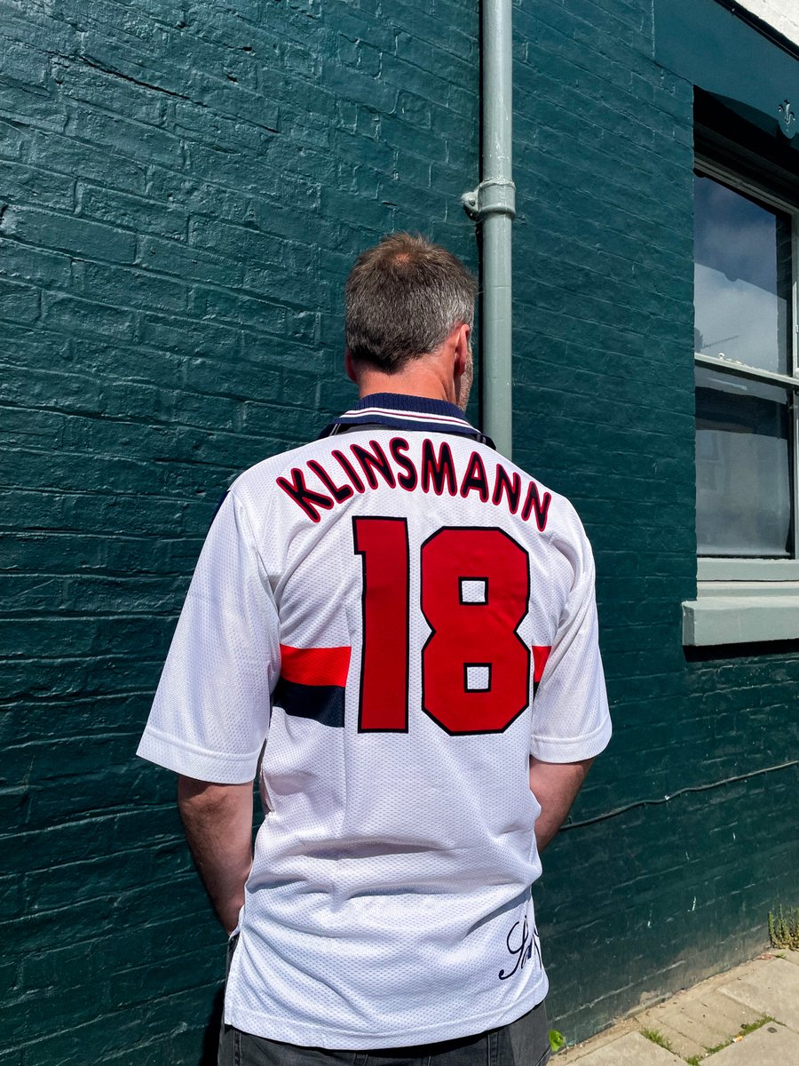 footballfinery's tweet image. Now, I don't know about you, but I had never seen this shirt before until it got delivered through my door!

It has such a minimalistic design to it, but it works so well. And features Jurgen Klinsmann on the back 🇩🇪

On site now! 🛒 loom.ly/XtfYihQ

#forzadoria