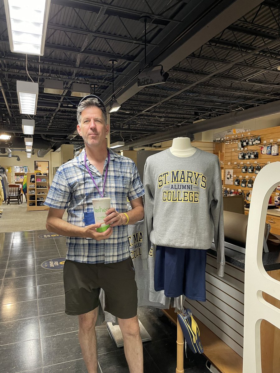 We’re kicking off alumni weekend at the Campus Store with our 20% sale!! Brian, class of ‘90, is enjoying one of our freshens smoothies and taking a gander at some of our new alumni merch! Take advantage of our sale and swoop on in🪶